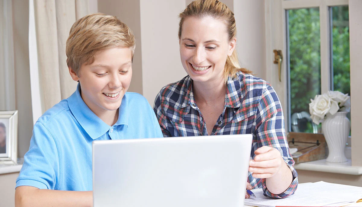 Jongen en vrouw samen leren