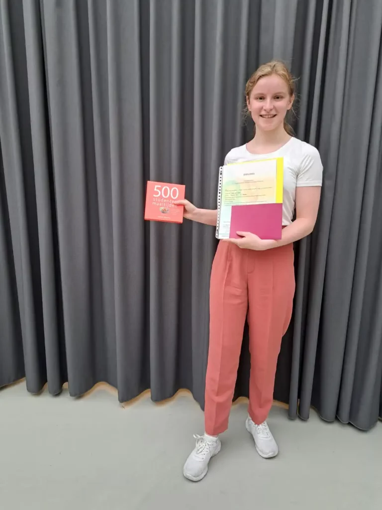 Leerling met diploma