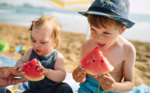 Kind leert ontspannen tijdens de zomervakantie om de zomerdip te voorkomen