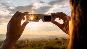 Illustratie van een zonsverduistering op 12 augustus 2026, waarbij de maan gedeeltelijk voor de zon schuift.