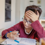Leerling maakt online een toets op afstand via de digitale leeromgeving van de Wereldschool.