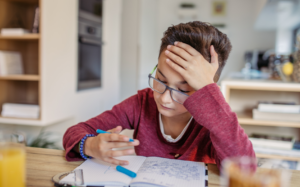 Leerling maakt online een toets op afstand via de digitale leeromgeving van de Wereldschool.